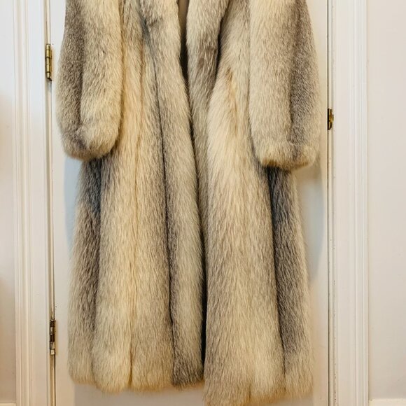 Incredible Full Length Blue Fox Fur Coat | Beautiful Collar | Stunning White Fur - Picture 2 of 16